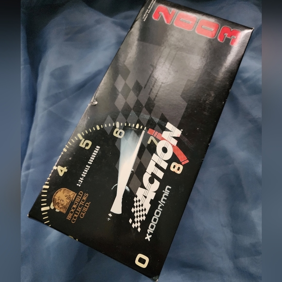 Dale Earnhardt Suburban diecast 1:24 - Picture 2 of 10